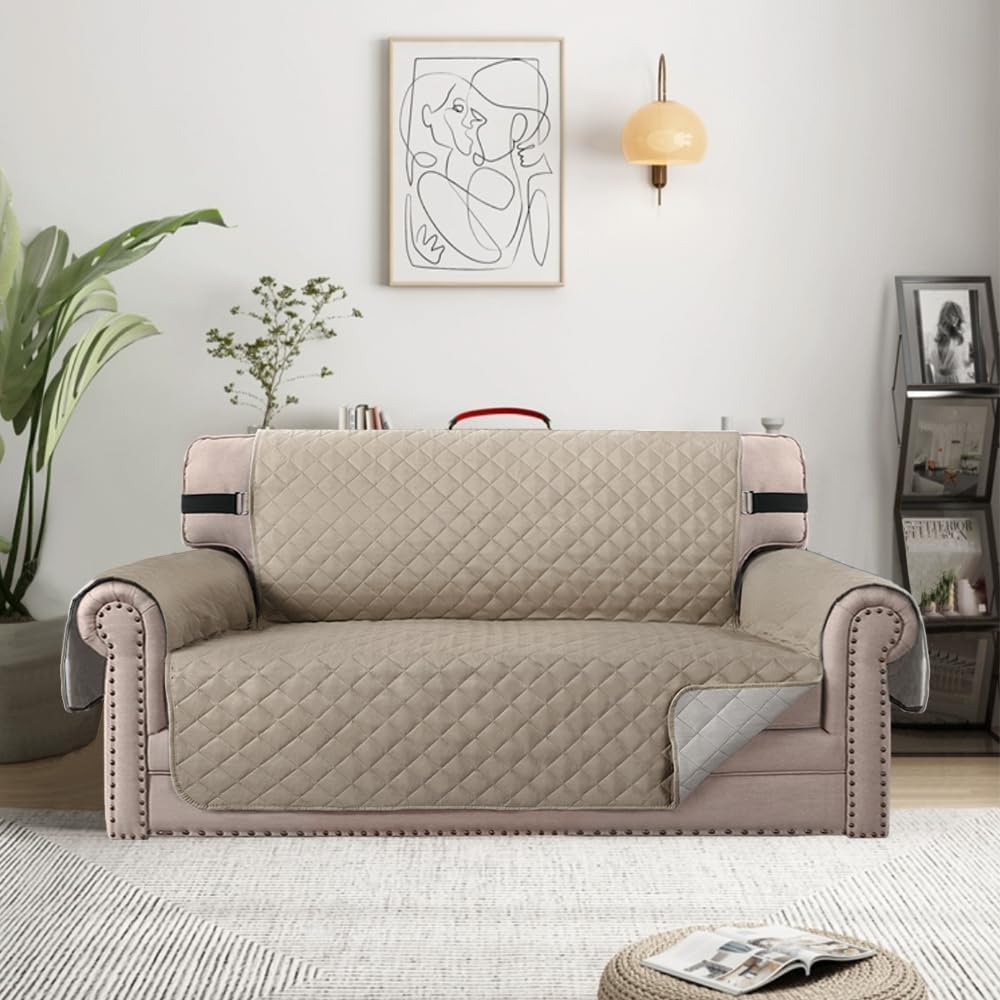 Housse de canapé matelassée beige installée sur un canapé 3 places dans un salon