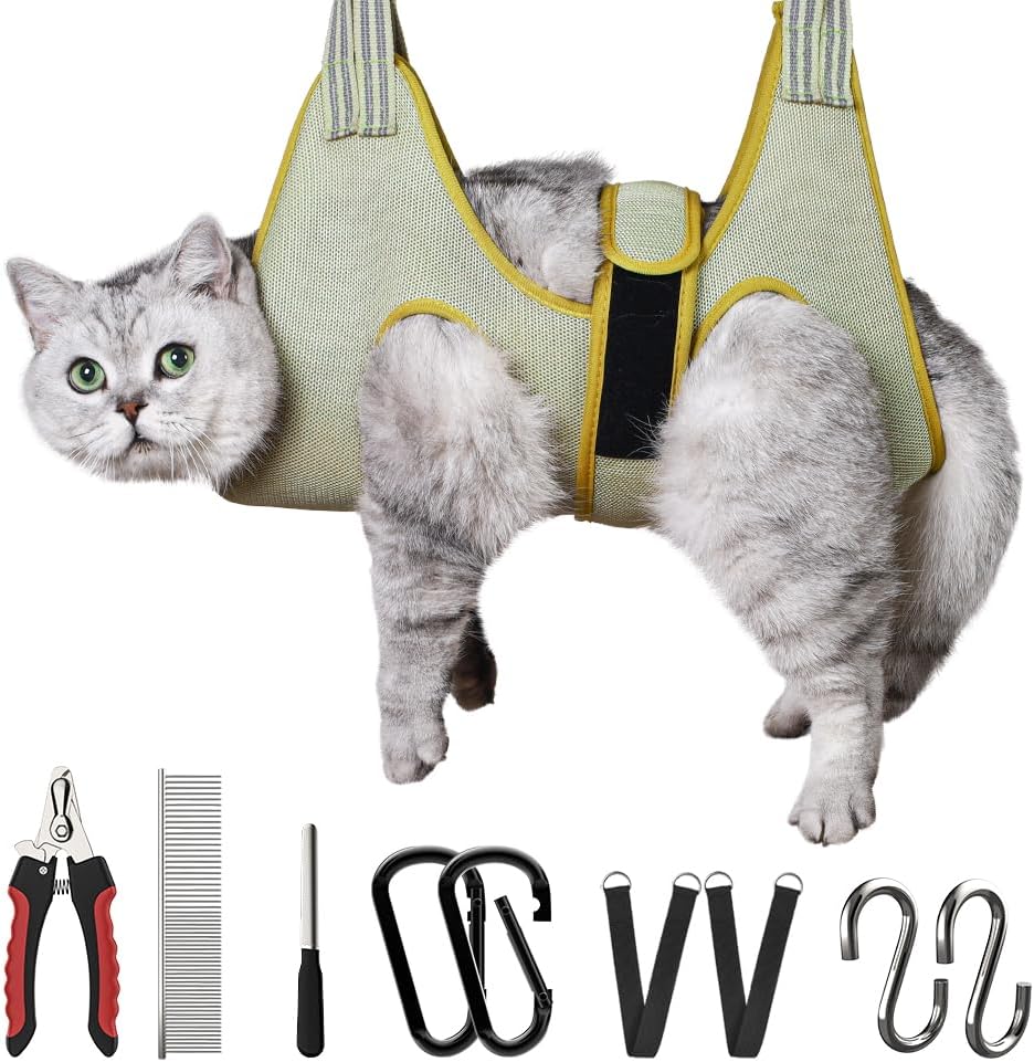Chat dans un hamac de toilettage clair, avec coupe-griffes, peigne, lime, mousquetons et sangles