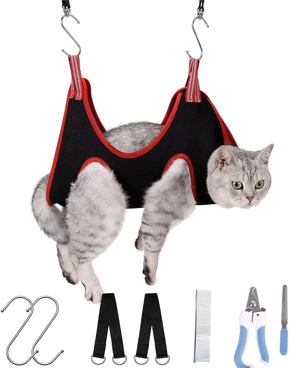 Chat dans un hamac de toilettage suspendu par crochets en S, avec sangles, peigne et coupe-griffes