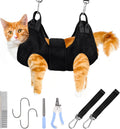 Chat suspendu dans le hamac de toilettage noir avec le kit complet : peigne, crochets en S, lime, coupe-griffes et sangles