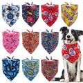 Lot de 10 bandanas pour chien aux motifs assortis et chien qui en porte un