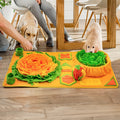 Chien qui fouille dans un tapis de fouille coloré pour trouver des gâteries