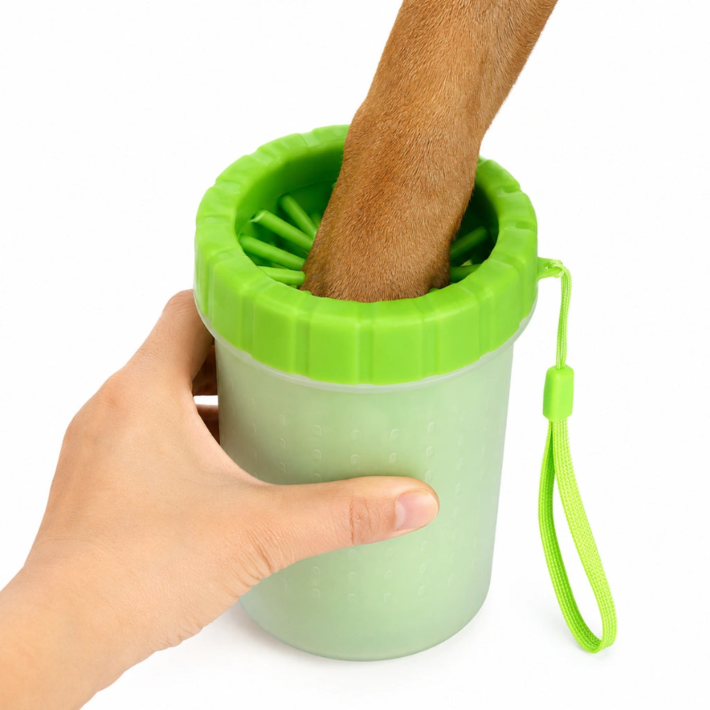 Gobelet nettoie-pattes vert avec une patte de chien dedans