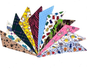 Éventail de bandanas pour chien aux motifs variés
