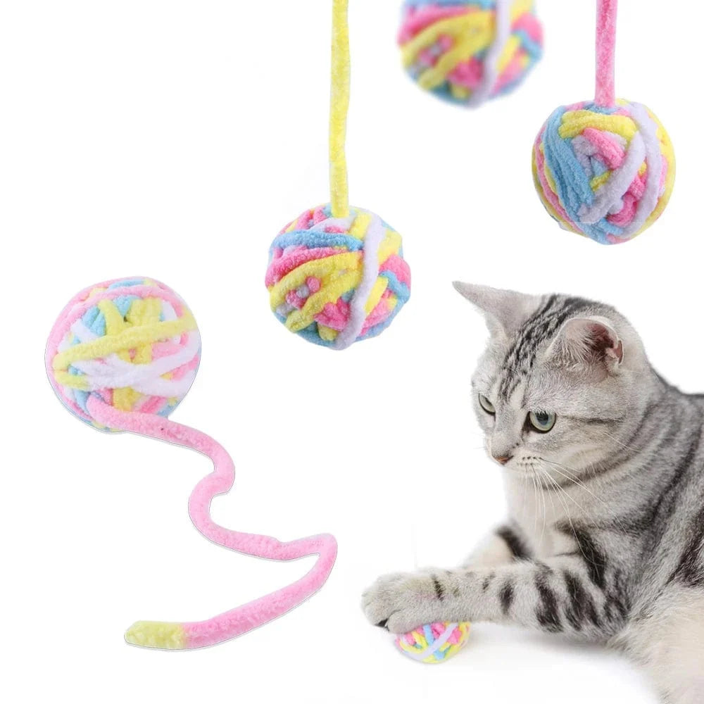 Balles peluche colorées pour chats