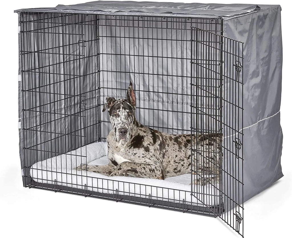 Housse de cage grise installée sur une grande cage métallique, dogue allemand couché à l'intérieur